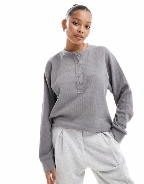 oversized long sve henley in waffle in grey