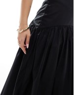 drop waist maxi skirt in black